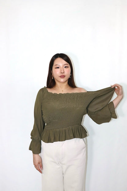 完全予約販売(7/25~8/2)9中~9末発送予定　シャーリングブラウス　16,000円税込み
